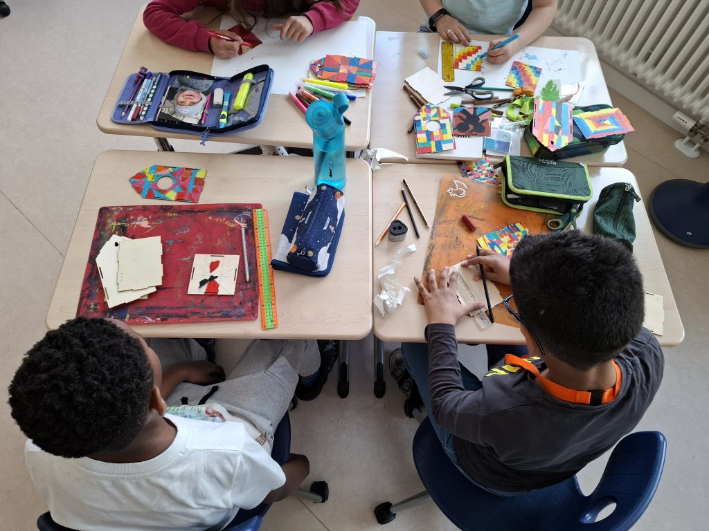 Kinder sitzen im Klassenraum der Grundschule Käthe-Paulus und lernen gemeinsam